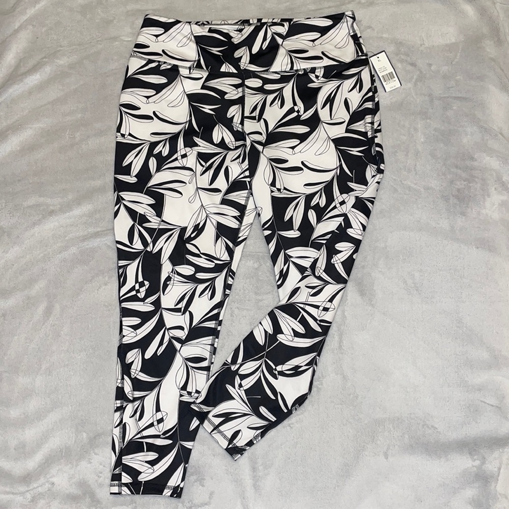 Crown and Ivy Woman’s Leggings Sz XL NWT